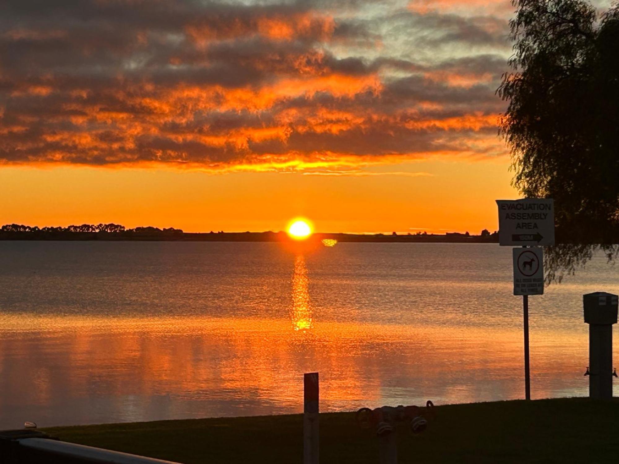 Lake Boga Caravan Park Kültér fotó